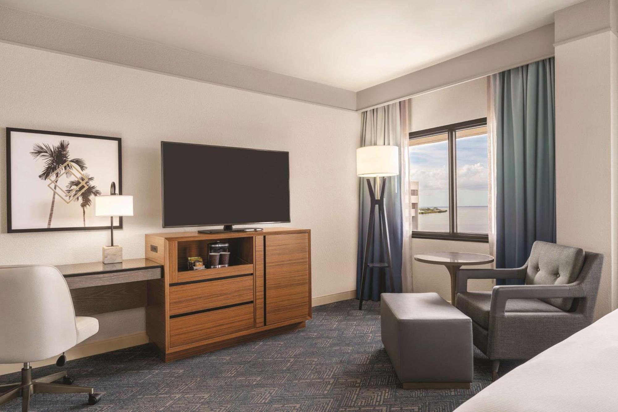 Doubletree By Hilton Tampa Rocky Point Waterfront Hotel Екстериор снимка