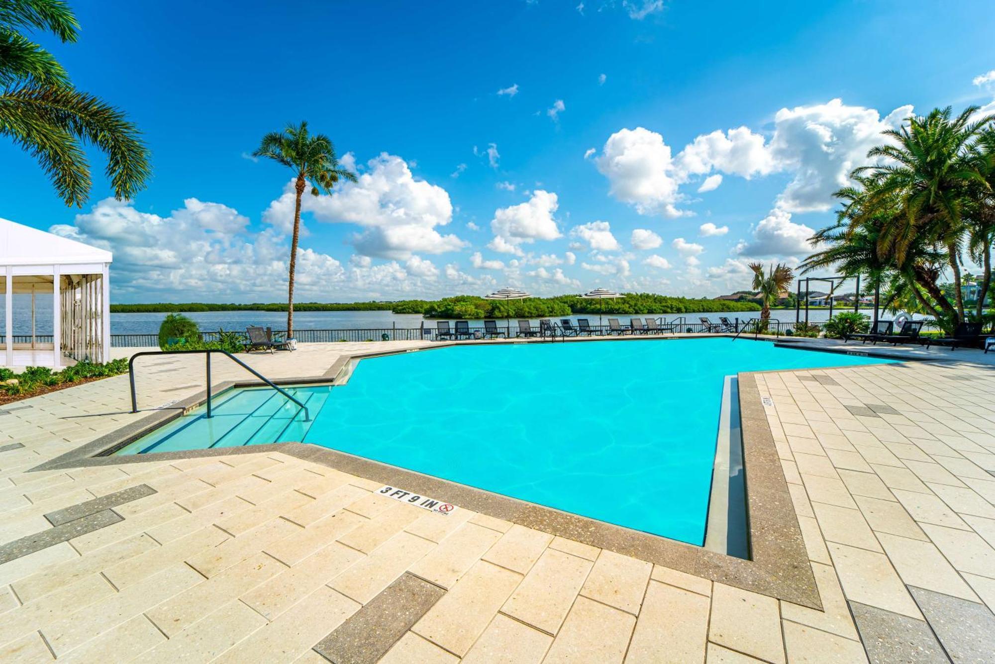 Doubletree By Hilton Tampa Rocky Point Waterfront Hotel Екстериор снимка