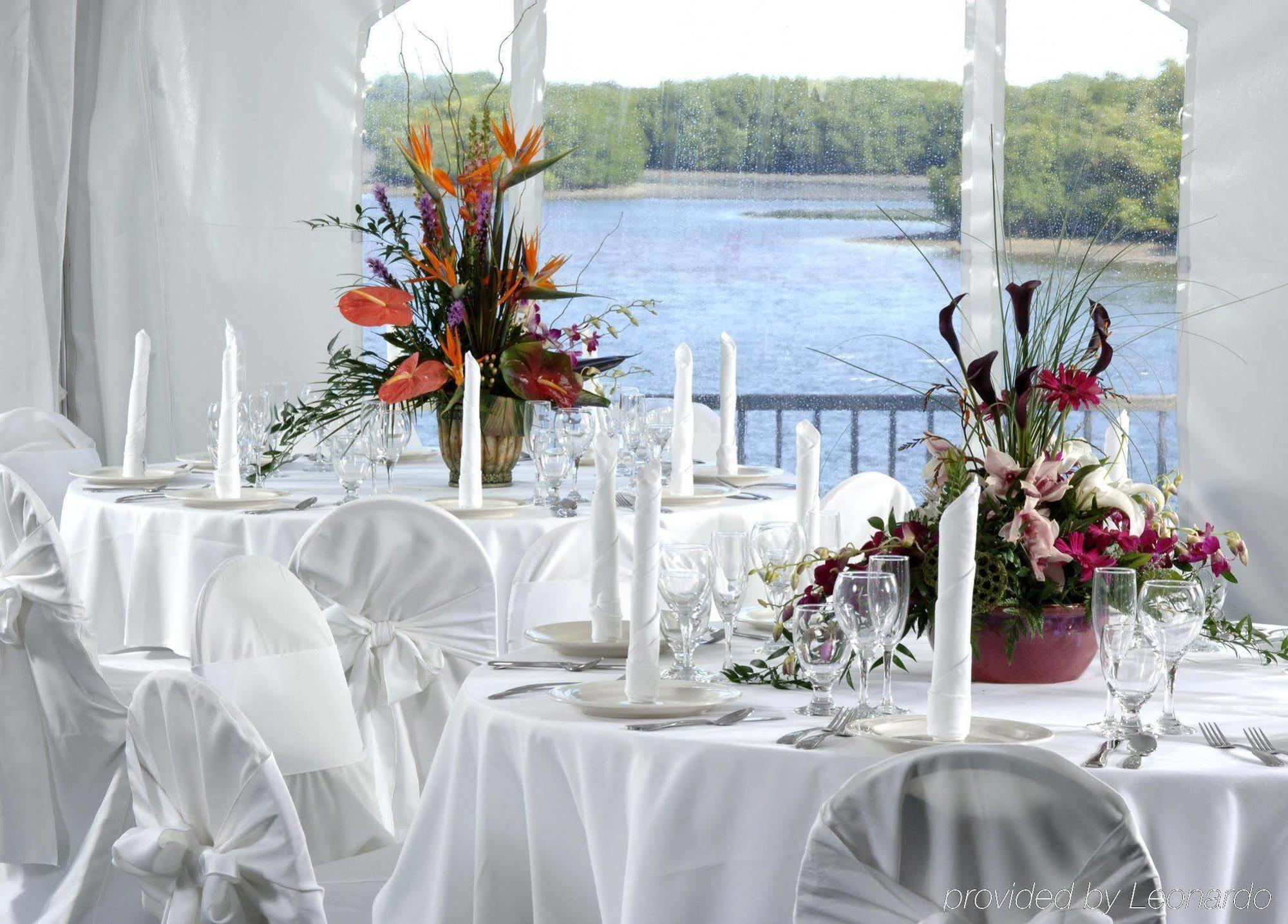 Doubletree By Hilton Tampa Rocky Point Waterfront Hotel Ресторант снимка